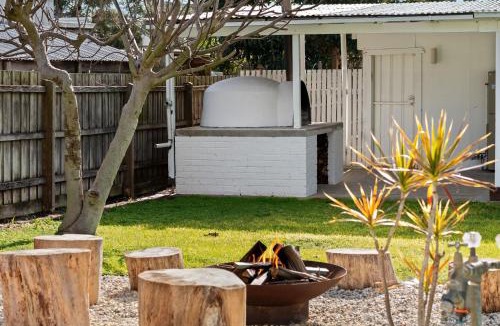 Capel Sound House | Perfect Winter Stay with wood fired pizza oven, fire pit and indoor wood fire