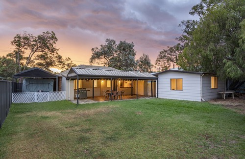 Dunsborough House | Peron Cottage by the Bay – huge backyard for your fur babies