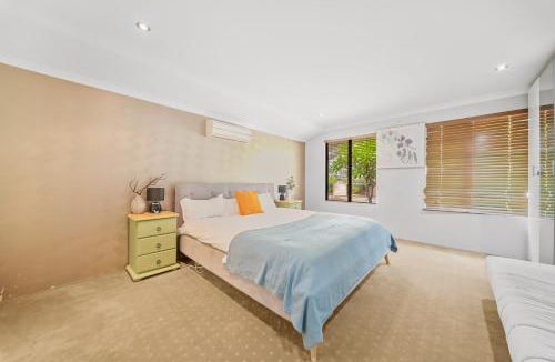 Thornlie House | Perth Airport Stay 5BR House with 6 Beds &Parking