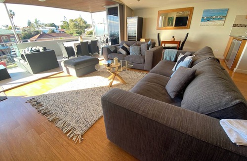 Trigg House | Perth Beach House near Scarborough Pool Spa Sauna & Ocean Views.