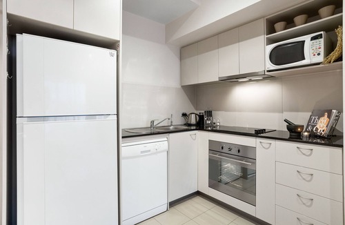 East Perth Apartment | PERTH CITY CENTRE - CORPORATE APARTMENT incl WIFI, Smart TV, Pool & U/C Parking