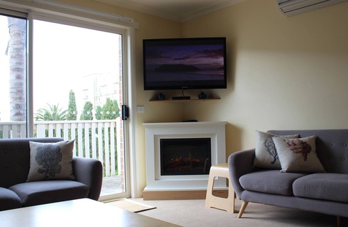 Warrnambool House | Pertobe Road Beach House - Norfolk & Mahogany Suites