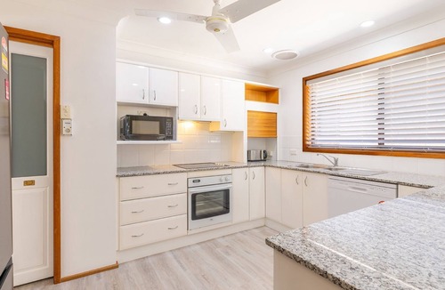 Nelson Bay House | Pet friendly 139 Government Rd - Air Con, WiFi, Water views