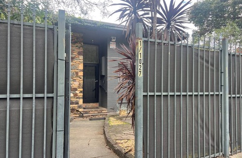 Surrey Hills Apartment | 🐶 PET FRIENDLY : 2 Bedroom Ground level. Private. Trams .Park. Netflix.Pet ok