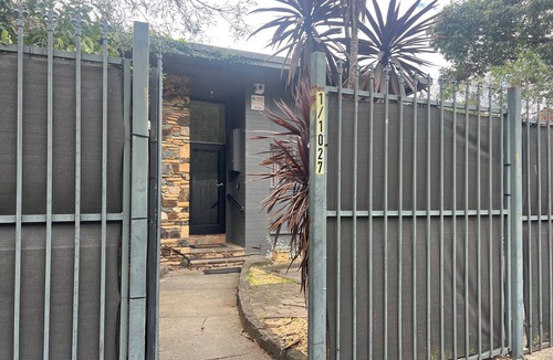 Surrey Hills Apartment | 🐶 PET FRIENDLY : 2 Bedroom Ground level. Private. Trams .Park. Netflix.Pet ok