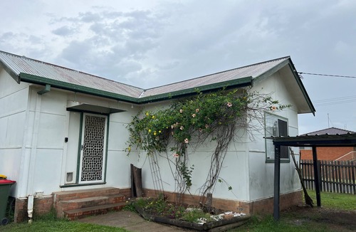 Grafton House | Pet Friendly 2 Bedroom Cottage with Yard