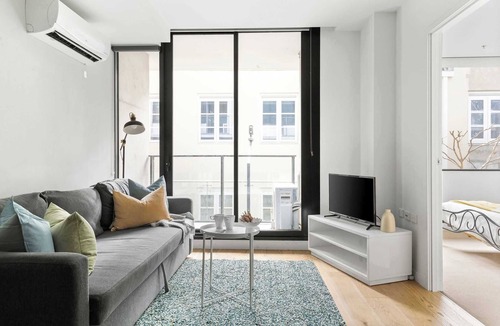 Melbourne Central Business District Apartment | Pet-friendly 2BR Near Southern Cross, Free Parking