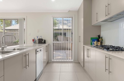 Kiama House | Pet Friendly 3BR Beachside Escape – 200m to Surf Beach