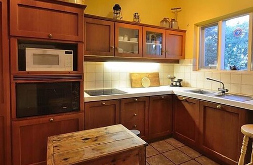 Napperby Bed & Breakfast | Pet Friendly 4 BR 1900's Country Villa accommodating up to nine guests.