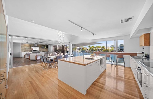 Pelican Waters House | Pet Friendly Canalhouse- Pontoon, Pool, Pizza Oven