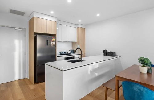 Surfers Paradise Apartment | Pet-Friendly Riverview Apt Modern Pool & Parking