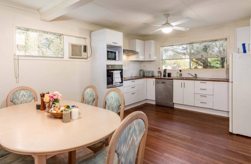 Bongaree House | Pet Friendly Cottage with Waterviews