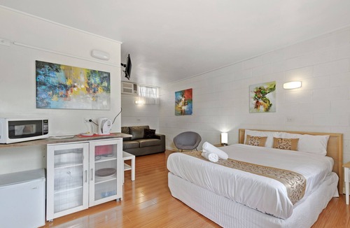 Strathmerton Hotel | Pet friendly - Double Room w/Private Bathroom, TV