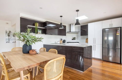 Capel Sound House | Pet friendly - Elizabeth Lodge with Spa Walk to beach