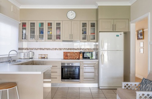 Ulladulla House | Pet Friendly Fish Cottage | Walk to Beach | Sleeps 8 - close to beaches, cafes