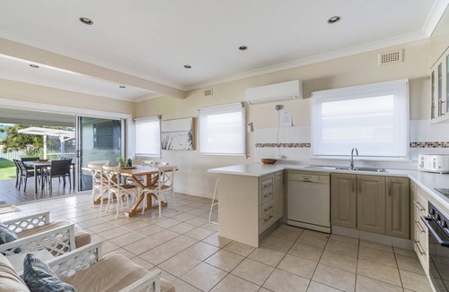 Ulladulla House | Pet Friendly Fish Cottage | Walk to Beach | Sleeps 8 - close to beaches, cafes