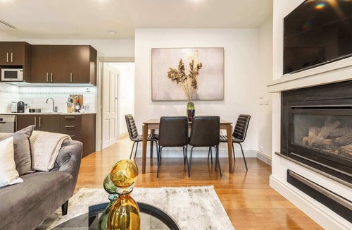 Ivanhoe House | Pet-friendly guesthouse with garden and playground