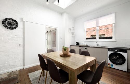 Hamilton House | Pet-Friendly Hamilton Cottage Walk to Beaumont St & Racecourse