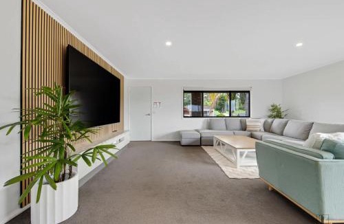 Surf Beach House | Pet-Friendly Home Walk to Beach