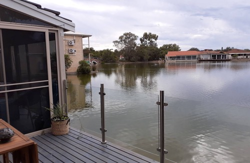 South Yunderup House | Pet friendly, Lakeside retreat private secluded waterfront cottage with spa
