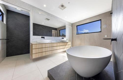 Buddina House | Pet friendly Luxury stay walk to beach