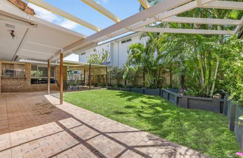 Buddina House | Pet-Friendly Retro Beach House - Walk to Dog Beach - Sleeps 8