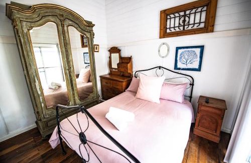 Byron Bay Bed & Breakfast | Pet Friendly Shirley Blue House and Studio