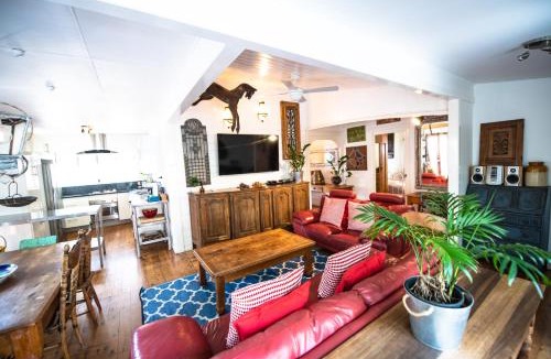 Byron Bay Bed & Breakfast | Pet Friendly Shirley Blue House and Studio