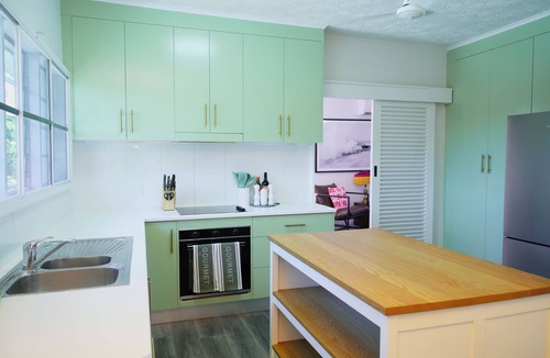 Bowen House | Pet Friendly, Sleeps 8, Bowen Holiday House