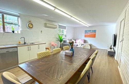 Ringwood House | Pet Friendly Well-appointed 3BM Retreat Parking Netflix