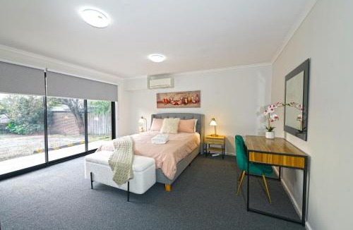 Ringwood House | Pet Friendly Well-appointed 3BM Retreat Parking Netflix