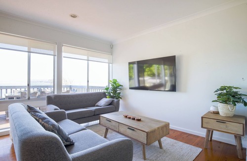 Surfside House | Pete's on the Beach, less than 5 minutes to Batemans Bay CBD