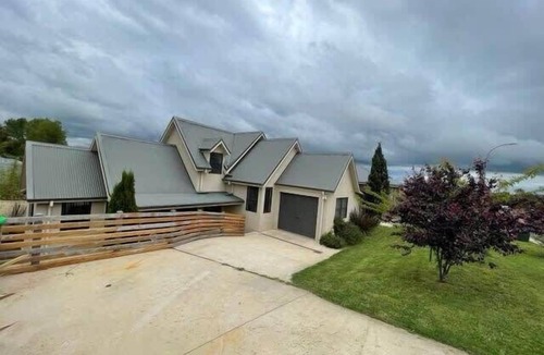 Bletchington House | Phillip Villa - Modern & Fresh, Close to Town