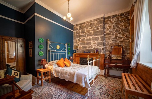 Stanley Bed & Breakfast | Poet's Cottage Stanley