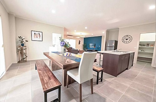 Point Cook House | Point Cook 6 BRM 4-Bathroom House for Big Group