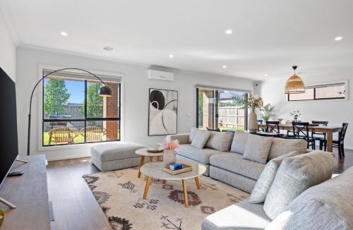 Point Cook House | Point Cook Spacious and Comfy 4BR 3BA Haven C9