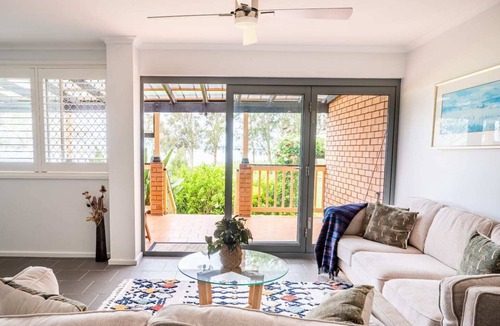 Killarney Vale House | Pool and Spa on the Lakefront / Killarney Vale