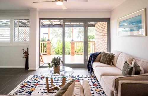 Killarney Vale House | Pool and Spa on the Lakefront - Killarney Vale