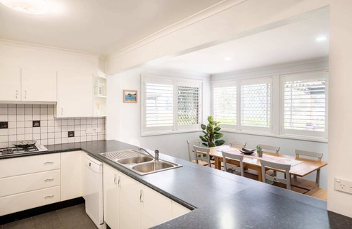 Killarney Vale House | Pool and Spa on the Lakefront - Killarney Vale