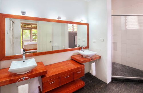 Pacific Harbour Villa | Pool, backyard retreat, free WIFI, walking distance to the beach & restaurant