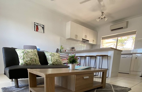 Earlville House | Pool-side House - Self Check-in & Free Parking
