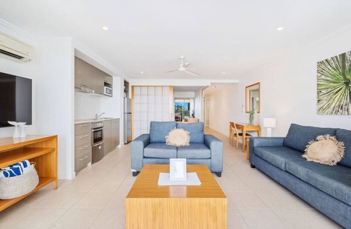 Urangan Apartment | Pool View Paradise at the Pier