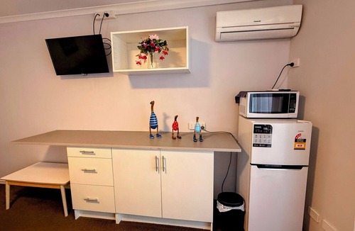 Mandurah Apartment | Pool View Studio | 3 Min Walk to Beach | Marina & Foreshore