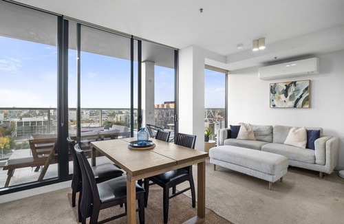 South Yarra Apartment | Poolside 2-Bed Apartment in South Yarra