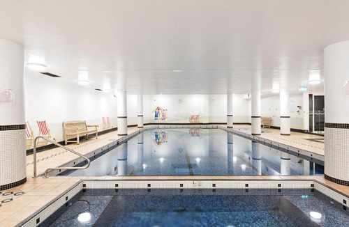 Pyrmont Apartment | Poolside 2-Bed Haven, Walk to City Centre