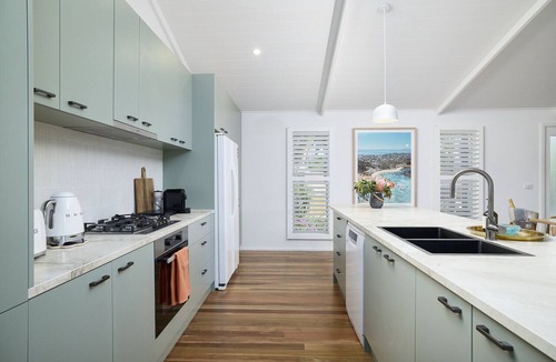 Sorrento House | Poolside entertainer for families and their pets. Easy walk to beach & town.