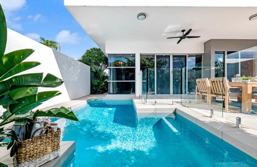 Fannie Bay House | Poolside Gunya - Luxury Living in Fannie Bay