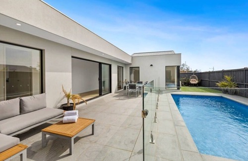 Torquay House | Poolside Haven: Relax by the Beach