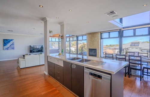 Doubleview House | Poolside Paradise 3 km to Scarborough Beach