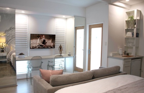 Highgate Apartment | Poolside Suite - Haven on the Park